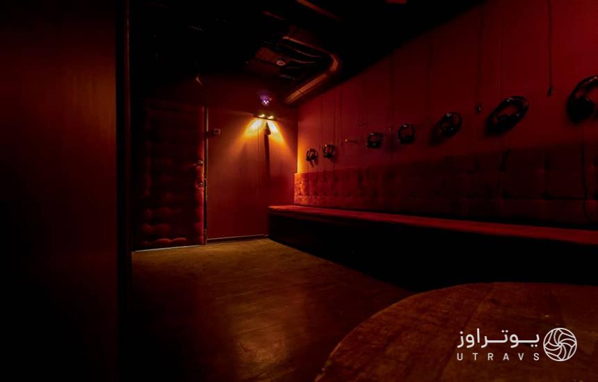 تصویری از اتاق فرار انیگما در برج میلاد که با نور قرمز نورپردازی شده‌است.